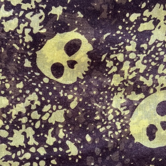 Skull print funnel scarf - Picture 2 of 3